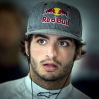 Carlos Sainz Jr espera durante el primer entreno del Grand Prix de Rusia el viernes 9 de octubre-AFP / ANDREJ ISAKOVIC