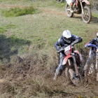 Varios pilotos durante una prueba de motocross en el circuito soriano. / ÁLVARO MARTÍNEZ-