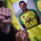 Un aficionado del Nantes con una fotografía de Emiliano Sala.-AFP