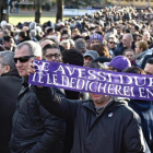 Un aficionado sostiene una bufanda de la Fiorentina durante el funeral de Davide Astori-MAURIZIO DEGL INNOCENTI