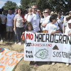 Vecinos de Cidones mostrando su oposición a la granja en una marcha hacia el pantano.-V.G.