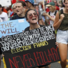 Seguidores del senador Bernie Sanders se manifiestan en el centro de Filadelfia el lunes 25 de mayo.-AP / JOHN MINCHILLO