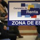 Imagen de una oficina de la Agencia Tributaria durante una campaña de la declaración de la renta.-EFE / PÉREZ CABEZA