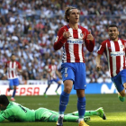 El delantero francés del Atlético de Madrid Antoine Griezmann (c) celebra su gol marcado ante el Real Madrid.-EFE