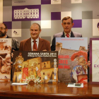 Responsables de las cofrad´çias de Soria, El Burgo y Ágreda posan junto a Pardo con los carteles de esta Semana Santa.-DIPUTACIÓN