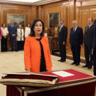 La ministra de Defensa Margarita Robles promete su cargo ante el Rey.-/ J J GUILLEN (EFE)