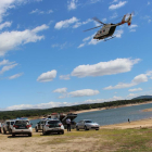Un helicóptero reforzó ayer la búsqueda del cuerpo del joven de 22 años desaparecido el domingo en Playa Pita.-D.S.