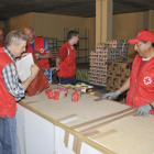 Reparto de alimentos por parte de la delegación provincial de Cruz Roja.-VALENTÍN GUISANDE