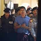 El reportero de la agencia de notícias británica Reuters escoltado por la policía birmana.-/ AP / THEIN ZAW (AP)