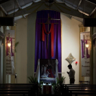 Un indio católico reza en la iglesia de Nuestra Señora de Lourdes, en Hyderabad (India). /-AP / MAHESH KUMAR