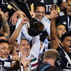 Tata Martino eleva el trofeo de la Copa Oro conquistado por México al imponerse a EEUU en Chicago.-TIMOTHY CLARY (AFP)
