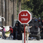 Fuerzas de seguridad tunecinas evacúan a niños y adultos tras el asalto yihadista en el Museo del Bardo, el miércoles en Túnez.-Foto: AP / ALI BEN SALAH