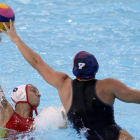 Pareja recibe falta en una acción del pasado Mundial de Kazán.-ALBERTO ESTÉVEZ / EFE