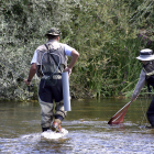 Uno de los participantes en el concurso de pesca del río Órbigo (León) cobra una pieza.-ICAL