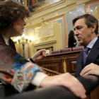 La vicepresidenta conversa con el portavoz popular Rafael Hernando.-/ JOSÉ LUIS ROCA