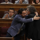 Pablo Iglesias felicita a Joan Tardà tras su intervención en el pleno de la moción de censura contra el presidente del Gobierno, Mariano Rajoy, el pasado 13 de junio.-EFE / JAVIER LIZÓN