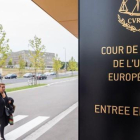 Una mujer se dirige a la entrada de la sede del Tribunal Europeo de Justicia, en Luxemburgo, este lunes.-AP / GEERT VANDEN WIJNGAERT