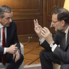 El presidente del Gobierno, Mariano Rajoy, conversa con su homólogo griego, Andonis Samarás, este miércoles en Atenas.-Foto: EFE / ORESTIS PANAGIOTOU