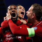 Wijnaldum celebra el tercer gol con Henderson y Alexander-Arnold.-PHIL NOBLE (REUTERS)