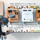 Cajeros automáticos 8Terminales de Bitcoin ATM y Ethereum ATM en Hong Kong, a mediados de diciembre.-/ AFP / ANTHONY WALLACE