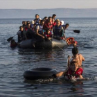 Un grupo de refugiados sirios y afganos llegan a la isla griega de Lesbos, en julio pasado.-AP/ SANTI PALACIOS