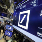 La cotización del Deutsche Bank en una pantalla informativa de la Bolsa de Nueva York, ayer.-AP / RICHARD DREW