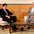El presidente en funciones, Mariano Rajoy, y el líder de Ciudadanos, Albert Rivera, este martes en el Congreso, al inicio de la reunión para hablar de la investidura.-JUAN MANUEL PRATS
