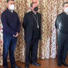 El obispo de Osma-Soria entre por el vicario general (dcha) y el delegado de Patrimonio. HDS