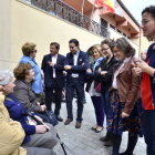 Los responsables del PP hablando con los mayores de Almazán. / ÁLVARO MARTÍNEZ-