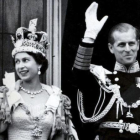 Isabel II, recién coronada, saluda junto a su marido, el duque de Edimburgo, el 2 de junio de 1953, en Londres.-EPA