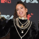 Rosalía muestra sus dos premios MTV.-EFE / DJ JOHNSON