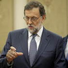 Rajoy, en una reunión del grupo parlamentario del PP en el Congreso.-JOSÉ LUIS ROCA