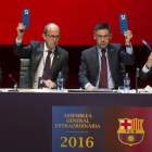 Los directivos del Barça dan su aprobación a los planes de futuro en China durante la asamblea extraordinaria del club celebrada el pasado 18 de diciembre.-JORDI COTRINA