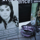Carteles en apoyo a Michael Jackson a las puertas de la sala de Utah donde se estrenó el viernes el documental Leaving Neverland, dentro del festival de Sundance.-AP / DANNY MOLISHOK