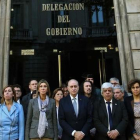 El ministro del Interior encabeza un minuto de silencio por el atentado múltiple de París en la sede de la Delegación del Gobierno en Barcelona.-EFE / TONI ALBIR