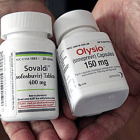 A la izquierda, un bote de Sovaldi, nombre comercial bajo el que se comercializará el Sofosbuvir. A la derecha, otro de Simeprevir.-