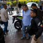 Momento en que funcionarios policiales detienen al exministro venezolano de Interior Miguel Rodriguez Torres, en el centro de la imagen con camisa azul.-EFE / MIGUEL GUTIÉRREZ