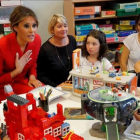 Melania Trump, con los niños de un hospital de París.-REUTERS / PHILIPPE WOJAZER