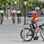 Varios ciclistas entrenando ayer por las calles de Soria.-VALENTÍN GUISANDE