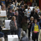 Largas colas en el IES Can Vilamaru de lHospitalet, el 9-N del 2014-JULIO CARBÓ