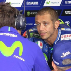 Valentino Rossi habla con sus técnicos, en el GP de Austria-EMILIO PÉREZ DE ROZAS