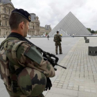 Soldados patrullan junto al Louvre, en una imagen de archivo.-REUTERS / PHILIPPE WOJAZER