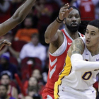 Kyle Kuzma intenta pasar el balón bajo la presión de James Harden y Nene Hilario-MICHAEL WYKE