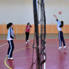 El San José vuelve a crear la escuela de voleibol con motivo de su 35 aniversario. / ÁLVARO MARTÍNEZ-