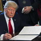 Donald Trump firma una orden ejecutiva en el Despacho Oval.-AUDE GUERRUCCI