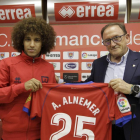 El futbolista Ali Al-Nemer posa con la camiseta del Numancia en el campo de Los Pajaritos.-Luis Ángel Tejedor