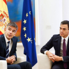 El presidente del Gobierno, Pedro Sánchez , conversa con el presidente de Google Europa, Matt Brittin, en la Moncloa.-EMILIO NARANJO (EFE)