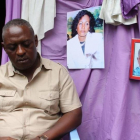 El padre de Samuel, con las fotos de su mujer, Veronique, y su hijo fallecidos.-TRINIDAD DEIROS