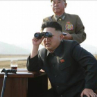 El líder norcoreano, Kim Jong-un, en una base aérea.-Foto: REUTERS