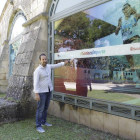 El concejal de Deportes, Ángel Hernández, junto  a uno de los paños del depósito del Castillo-Luis Ángel Tejedor